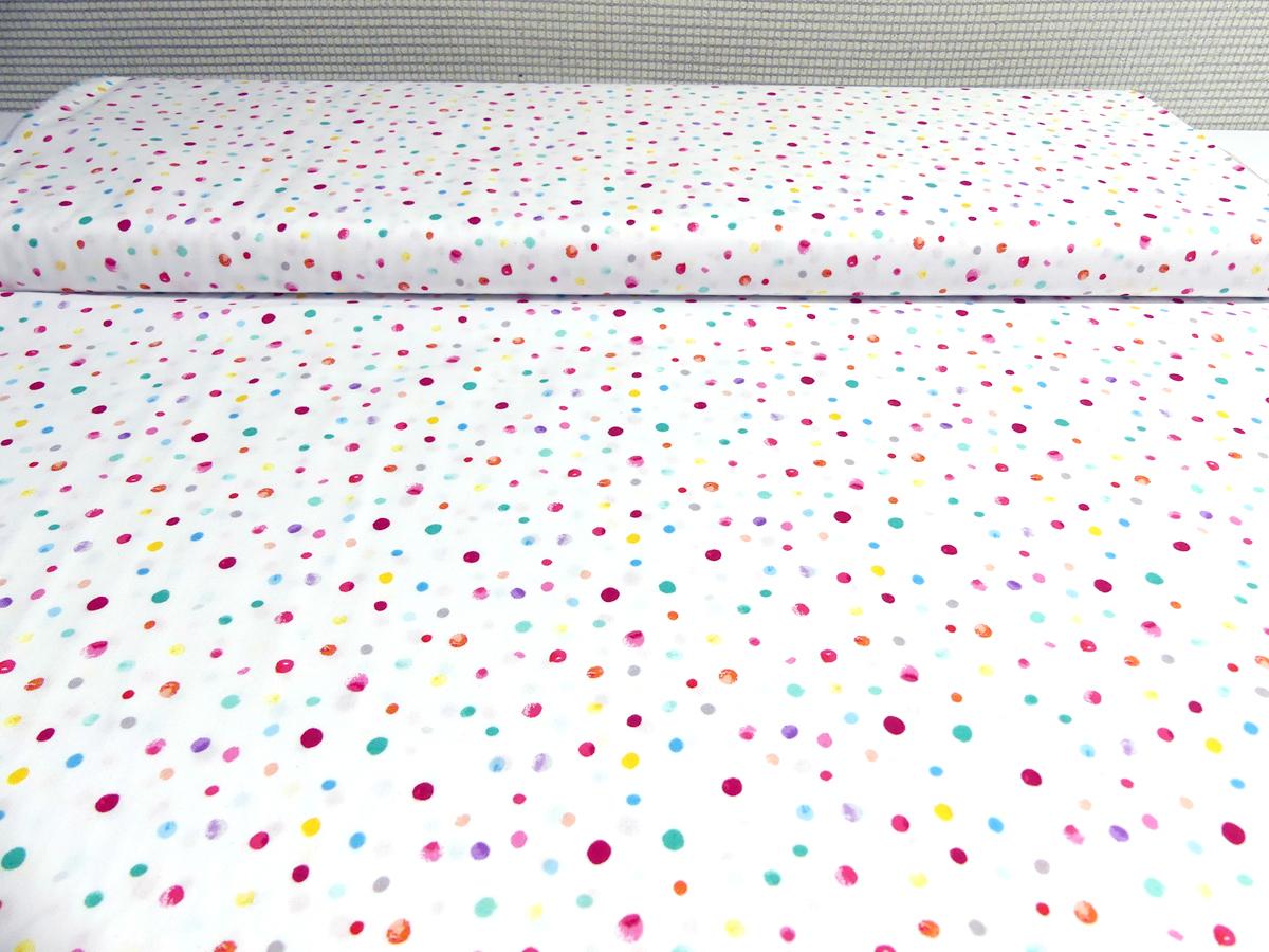 Patchworkstoff From the Hearts in weiß mit bunten Punkten